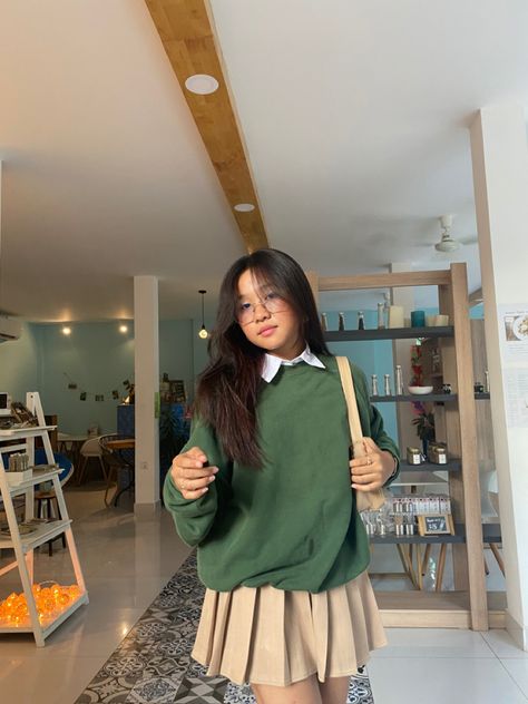 Khaki And Olive Green Outfit, Green White And Brown Outfit, Green Ootd Aesthetic, Mocha Pants Outfit Color Combos, Green With Beige Outfit, Nerdy Cute Outfits, Cream And Olive Green Outfit, Dark Green And Beige Outfit, Khaki Skirt Outfit Ideas