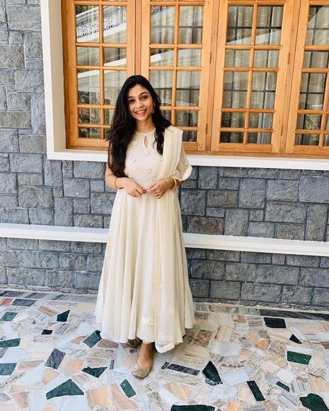 Offwhite Anarkali Churidar, White Churidar Designs Party Wear, Off White Churidar Designs, White Churidar Designs, Off White Churidar, Kurta Ideas, Handwork Designs, Designer Dresses Couture, Onam Outfits