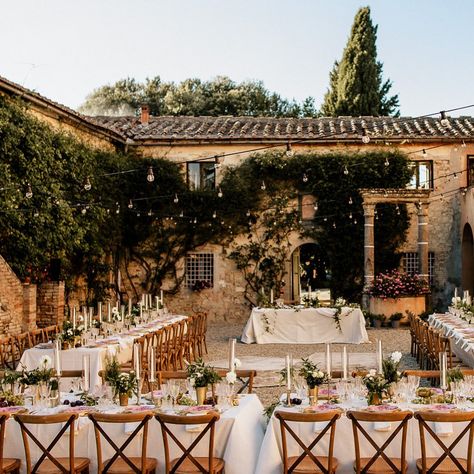 Tuscany Style Wedding Decor, Italian Courtyard Wedding, Italian Wedding Florals, Villa Wedding Decor, Outdoor Wedding Alter, Romantic European Wedding, Italian Countryside Wedding, Tuscan Wedding Theme, Tuscany Wedding Theme