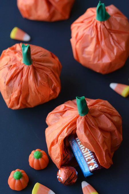 Easy Tissue Paper Pumpkin Favours Diy Halloween Dekoration, Pumpkin Favors, Creative Halloween Decorations, Baby Shower Favors Diy, Halloween Decor Diy, Easy Diy Halloween Decorations, Homemade Halloween Decorations, Diy Halloween Decor, Pumpkin Party