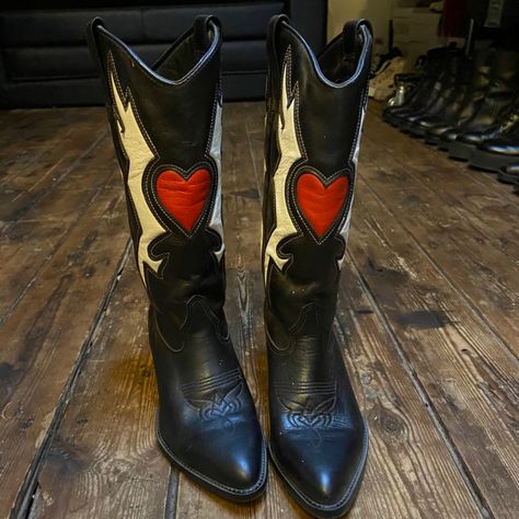 Cowgirl Aesthetic Dark, Goth Cowgirl Boots, Goth Vaquera, Gothic Cowboy Fashion, Goth Cowboy Boots, Goth Cowboy Aesthetic, Alt Cowgirl, Goth Western Style, Cowboy Aesthetic Outfit