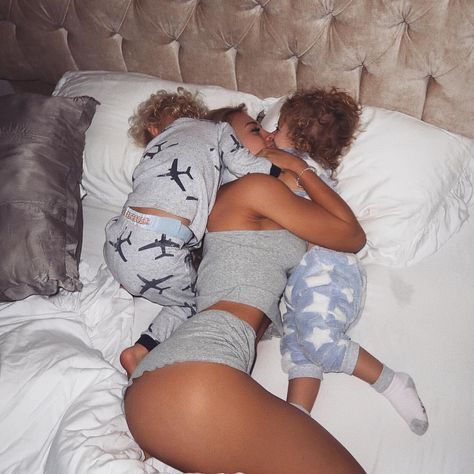 Pregnant Aesthetic, Morning Couple, Morning Snuggles, Mother Hood, Mommy And Baby Pictures, Tammy Hembrow, Mom Aesthetic, Mum Life, Future Mommy