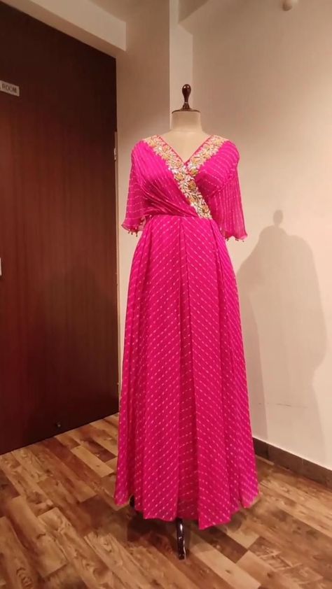 Leheriya Anarkali, Bandhani Dress, Gown Party Wear, Anarkali Dress Pattern, Outfits Woman, Traditional Indian Dress, Long Dress Design, Indian Dresses Traditional, Indian Gowns Dresses