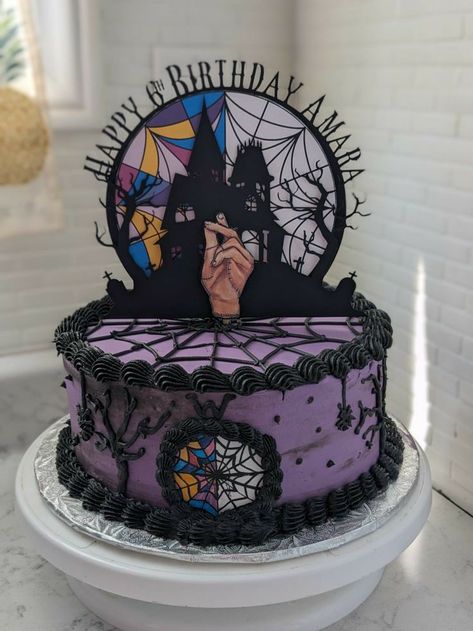 Wensday Adams Party Ideas Cake, Wednesday Cakes Ideas, Wednesday Themed Birthday Cake, Addams Family Cake Ideas, Wednesday Birthday Cakes, Wensday Birthday Cake, Addams Family Birthday Cake, Wednesday Addams Cakes, Pastel Merlina Addams