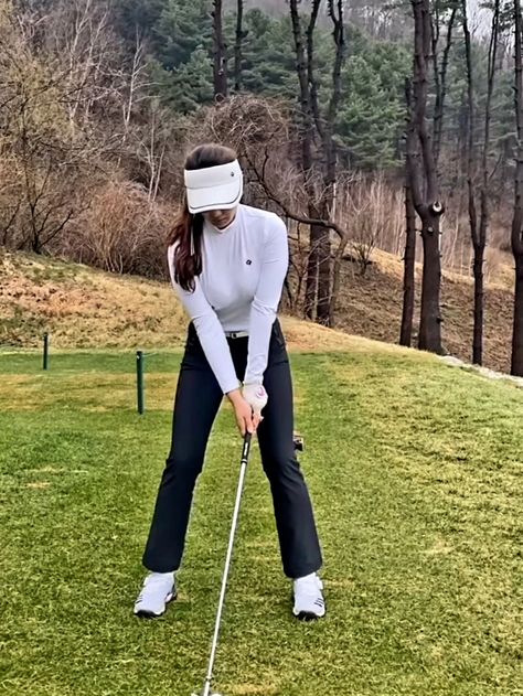 Cute Winter Golf Outfits, Woman Golfing Outfit, Golf Course Worker Outfit, Outfits For Golf For Women, Golf Business Outfit, Cute Golf Outfits Women Pants, Cold Golf Outfit Women Winter, Chilly Golf Outfit Women, Golfing Outfits For Women Winter