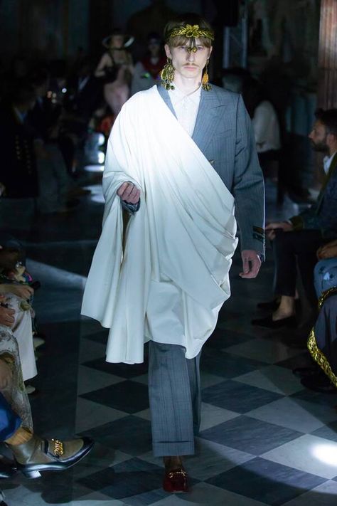 Ancient Greek Clothing, Roman Man, Gucci Cruise, Greece Fashion, Gucci Gifts, Cruise Collection, Lipstick Collection, Fashion Show Images, Fashion Capsule