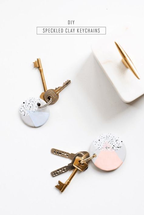 The cutest DIY speckled keychain tutorial to give your keys a colorful makeover l Schlüsselanhänger selber machen Joululahjat Diy, Itsekovettuva Savi, Diy Keramik, Clay Keychain, Creative Diy Gifts, Tanah Liat, Polymer Clay Jewelry Diy, Clay Jewelry Diy, Diy Clay Crafts