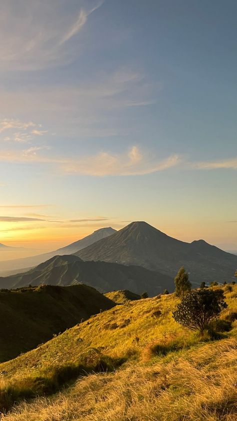 Gunung Prau Aesthetic, Mountain Background Landscape, Prau Mountain, Landscaping Painting, Mountains Background, Groningen Netherlands, Mountain Vibes, Mountain Aesthetic, Mountains Aesthetic