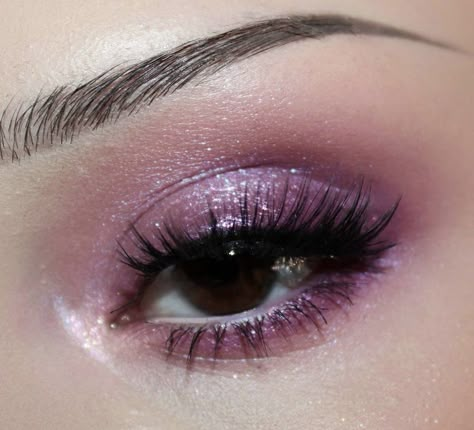 Euphoria Purple Makeup, Fairy Makeup Looks Simple, Dark Purple Makeup Looks, Fairy Eye Makeup, Look Disco, Purple Makeup Looks, Shimmer Eye Makeup, Purple Eye Makeup, Cute Eye Makeup