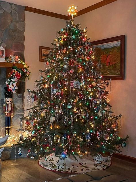 Copper Christmas Tree Color Schemes, 80s Christmas Aesthetic, Christmas Tree Design Ideas, White And Silver Ornaments, Christmas Tree Trends, Nostalgic Christmas Tree, Nostalgia Christmas, 2023 Christmas Tree, Old Fashion Christmas Tree