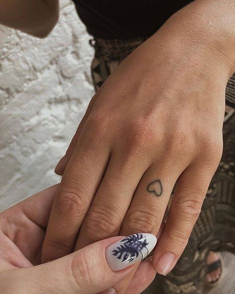 Tattoo Main, Tiny Heart Tattoos, Finger Tattoo For Women, Palm Tattoos, Shape Tattoo, Cute Small Tattoos, Small Hand Tattoos, Subtle Tattoos, Small Tattoo Designs