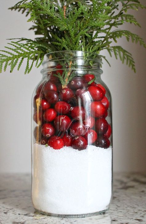 Easy Cranberry Centerpiece Idea! Fill a Mason Jar with Epson Salts, Cranberries and Top with Cedar for a Festive Last Minute Christmas Centerpiece. Such a Cute Mason Jar Craft Idea! #holidaydecor #cranberries #masonjarcrafts Cranberry Centerpiece, Natal Country, Mason Jar Centerpiece, Christmas Centers, Centerpiece Christmas, Tafel Decor, Christmas Table Centerpieces, Christmas Centerpieces Diy, Christmas Mason Jars