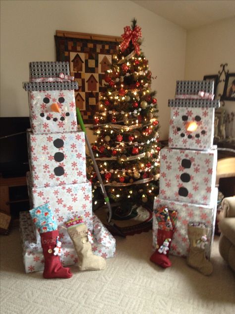 Thanks to Pinterest for this idea. It doesn't matter that my kids are now young adults, I love finding unique ways to wrap their Christmas gifts. Simple Inside Christmas Decor, Christmas Princess, Christmas Decs, Gift Towers, Snowman Gifts, Office Christmas, Wrapping Ideas, Christmas Crafts Decorations, Noel Christmas