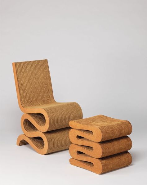 Frank Gehry "Wiggle", Easy Edge, USA, 1972 Wiggle Chair, Frank Gehry Furniture, Gehry Architecture, Harvard Art Museum, Vintage Lounge Chair, Iconic Furniture, Art Museums, Frank Gehry, Modern Dollhouse