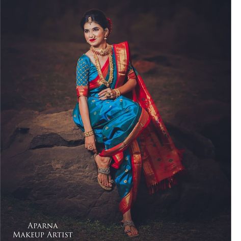 Nauvari Photoshoot Poses, Photo Poses In Nauvari Saree, Marathi Sadi Pose, Lugda Photo Poses, Kashta Saree Wedding, Kashta Saree Poses, Navari Saree Poses, Nauvari Saree Poses, Marathi Saree Poses