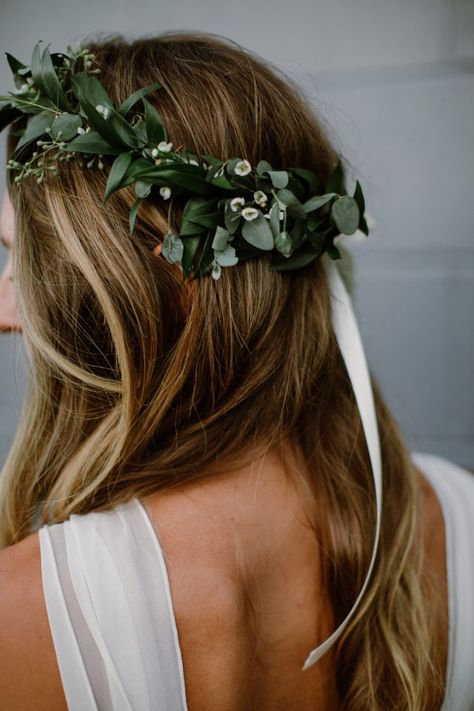 Simple green and white flower crown for Bohemian bride with long dirty blond hair. #flowercrown #weddinghair #bohoweddinghair Hairstyle Bridesmaid, White Flower Crown, Floral Crown Wedding, Wedding Simple, Flowers In Her Hair, Boho Wedding Hair, Bridal Flower Crown, Flower Crown Wedding, Wedding Hair Flowers