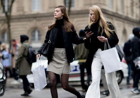 Paris Activities, Paris Street Style Fall, Street Style 2018, Culture Clothing, Snow Fashion, Paris Mode, Paris Fashion Week Street Style, Womenswear Fashion, Visit Paris