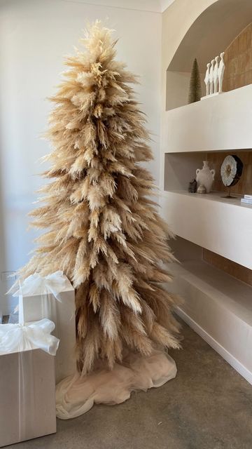 Pampas Grass Tree, Christmas Pampas, Pampas Christmas Tree, Christmas Event Ideas, Pampas Christmas, Unconventional Christmas Trees, Luxury Christmas Tree, Grass Tree, Old Mirrors