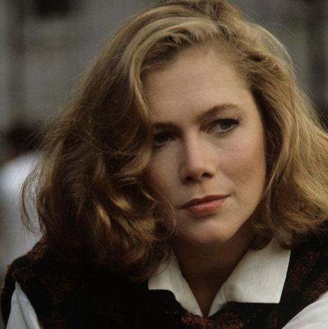 Celebrity Twins, Kathleen Turner, 3 October, Elisabeth Shue, Star Chart, Classic Actresses, Actrices Hollywood, Vintage Hairstyles, Stardust