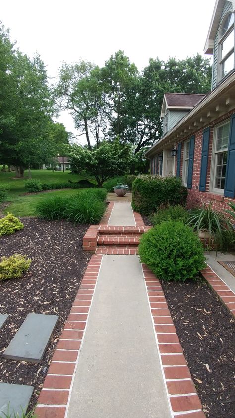 Brick Landscape Edging, Front Yard Walkway, Modern Garden Landscaping, Brick Edging, Backyard Walkway, Walkway Design, Brick Walkway, Walkways Paths, Brick Garden