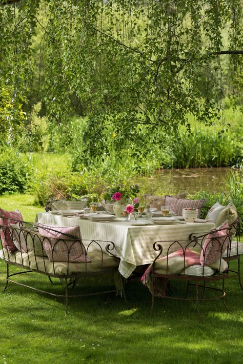 Garden Sitting Areas, Garden Decking, Susie Watson, Sitting Areas, Terrace Decor, Red Cushions, Have Inspiration, Table Set Up, Shade Trees