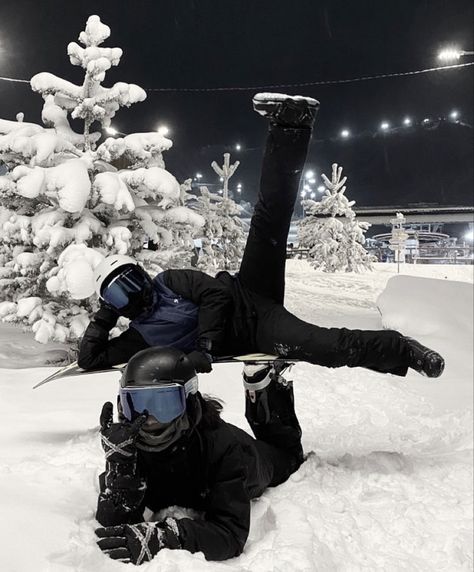 Ski Poses Photo Ideas, Winter Insta Pics, Snowboard Pics, Skiing Pics, Photo Ski, Snowboarding Pics, Mode Au Ski, Snowboard Trip, Snowboarding Pictures