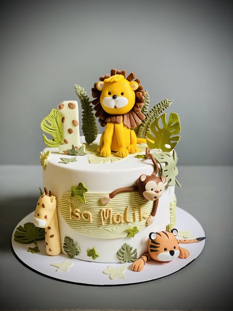 Animal Themed Birthday Party Cake, 1st Birthday Cake Animal Theme, Jungle Theme First Birthday Cake, Zoo Birthday Cake Boy, Lion Jungle Cake, Cake Designs Jungle Theme, Wildlife Birthday Cake, Wild Cake Birthday, Jungle Safari Theme Cake