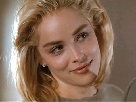 Sharon Stone Aesthetic, Sharon Stone Makeup, Sharon Stone 90s, Sharon Stone Hair, Sharon Stone Movies, Sharon Stone Basic Instinct, Sharon Stone Short Hair, 90s Blonde, Catherine Tramell