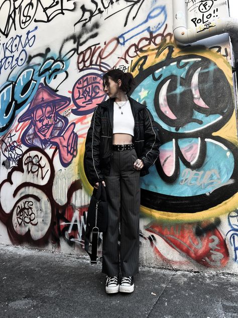 Posing With Graffiti Wall, Street Fashion Poses Women, Graffiti Art Photoshoot, Graffiti Poses Photo Shoot, Mural Photoshoot Ideas, Street Style Photography Ideas, Street Wear Fashion Photography, Graffiti Fashion Photography, Brick Building Photoshoot