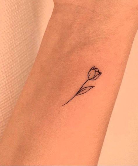 Tulip Mehndi Designs, Tiny Tulip Tattoo, Small Cute Tattoo Ideas, Small Tulip Tattoo, Tiny Flower Tattoo, Tattoo Ideas Flower, Tulip Tattoos, Small Flower Design, Tato Minimal