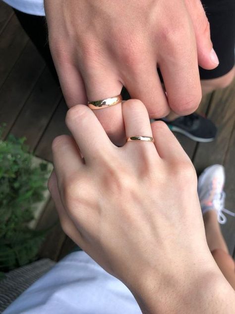 Foto Pertunangan, خواتم خطوبة, Couple Ring Design, Wedding Collage, Muscular Man, Engagement Rings Couple, 사진 촬영 포즈, Couple Wedding Rings, Couple Picture Poses