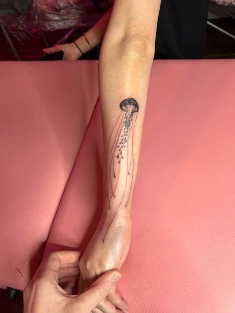 A pretty jelly fish tattoo. Loved how the placement on the hand came together 🤍🤍🤍 3 Jellyfish Tattoo, Jelly Fish Shoulder Tattoo, Jellyfish Tattoo On Arm, Jelly Fish Hand Tattoo, Jelly Fish Arm Tattoos, Jelly Tattoo Fish, Jelly Fish Spine Tattoo, Jellyfish Wrapped Around Arm Tattoo, Jellyfish Calf Tattoo