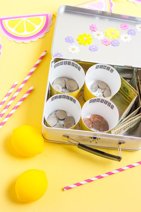 Make your own lemonade stand money box! Kids Lemonade Stands, Lemonade Stand Sign, Easy Lemonade Recipe, Diy Lemonade Stand, Kids Lemonade, Diy Lemonade, Summer Lemonade, Lemonade Drinks, Party Planning Ideas