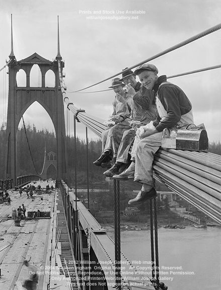 Construction Workers Lunchtime  1931 St Johns Bridge N. Portland Oregon historic bw photo by Ray Atkeson Portland Bridges, Vintage Foto's, Foto Langka, Famous Pictures, Famous Photos, Construction Workers, Historic Photos, Historical Images, Foto Vintage