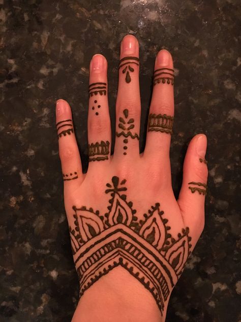 Cute Henna Finger Designs, Simple Traditional Henna Designs, Henna Design Ideas Hand, Cool Easy Henna Design Simple, Easy Henna Ideas Simple Fingers, Cute Henna Designs Front Hand Simple, Hana Design Henna Tattoos Easy, Quick Easy Henna Designs, Single Finger Henna