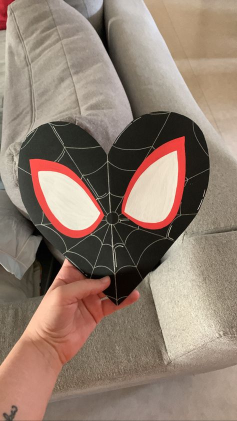 Spiderman Cards, Spiderman Heart, Creative Paper Crafts, Fun Diy Ideas, Spiderman Gifts, Miles Spiderman, Spiderman Theme, Holding A Heart, Bf Gifts