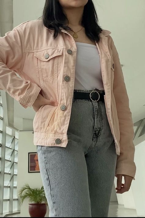 Aesthetic outfit acid washed high wasted jeans with pink denim jacket How To Style Pink Denim Jacket, Pink White And Denim Outfits, Pink Denim Jacket Outfit Women, Pink Jeans Jacket Outfit, Maong Jacket Outfit, Pink Jacket Outfit Aesthetic, Light Pink Jacket Outfit, Pink Jean Jacket Outfit, Pink Denim Jacket Outfit