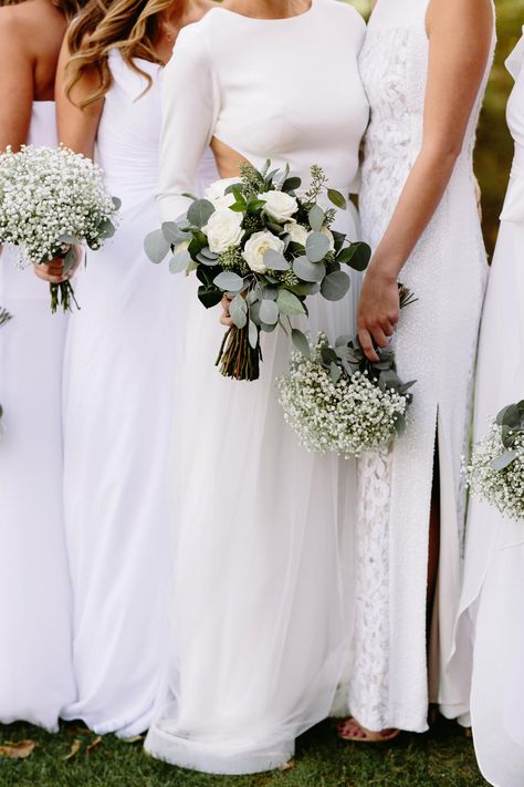 Minimalist Bridal Bouquet Simple, Clean Simple Wedding, Midwest Fall, Wedding Venues Chicago, Simple Wedding Bouquets, Bridal Bouquet Flowers, Chicago Wedding Venues, Bride Guide, White Bridal Bouquet