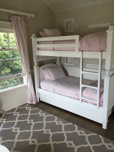 Small Room Ideas Bunk Beds, Coquette Bunk Bed, Bunk Bed Room Inspo Aesthetic, Bunkbed Room Ideas Teen, Bunk Bed Aesthetic Room, 3 Beds In One Room Small Spaces, Two Bed Bedroom, Small Room 2 Beds Ideas, Cute Bunk Beds