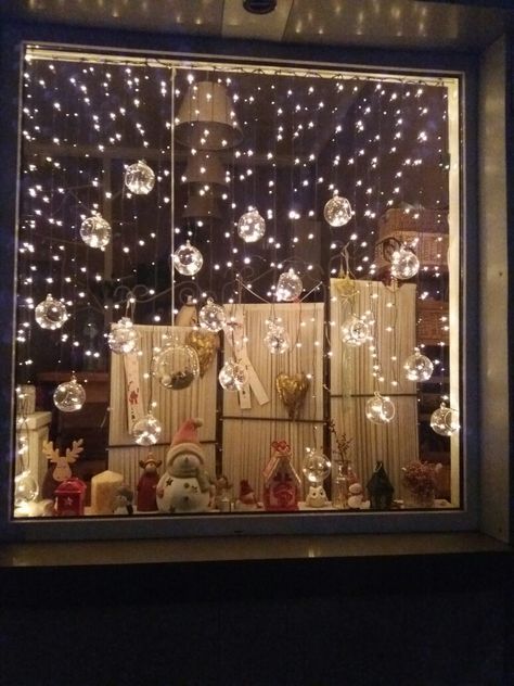 Coffee Shop Christmas Decor, Christmas Centrepiece Ideas, Christmas Lights Inside, Christmas Window Lights, Christmas Coffee Table Decor, Christmas Party Table, Decoration Vitrine, Diwali Decorations At Home, Christmas Window Display