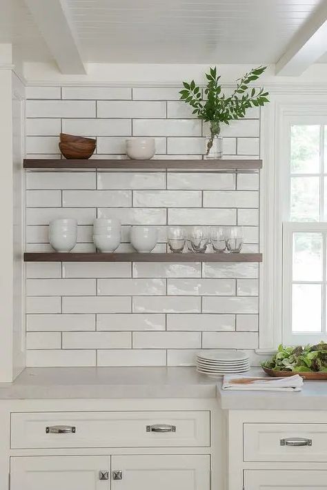 Dapur Moden, Reka Bentuk Dapur, White Subway Tile Kitchen, Gorgeous White Kitchen, Kitchen Backsplash Trends, Backsplash Trends, Walnut Floating Shelves, White Subway Tile Backsplash, Kabinet Dapur