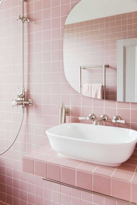 You need to see this ridiculously pretty pink bathroom - CosmopolitanUK Pink Tile Bathroom, Pink Bathroom Tiles, Pretty Bathroom, Bad Inspiration, Pink Tiles, Pink Bathroom, Bad Design, Bathroom Wallpaper, Bathroom Colors