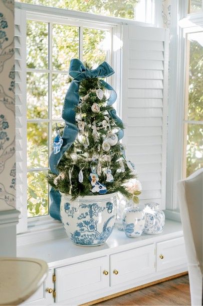 Christmas Tree Chinoiserie, Christmas Tree In Ginger Jar, Blue White Chinoiserie Christmas Tree, Christmas Bedroom Blue And White, Christmas Tree In Blue And White Pot, Southern Living Christmas Tree, Blue Toile Christmas Tree, Blue Gingham Christmas Tree, Blue And White Holiday Decor