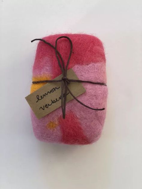 Felted Soap Tutorial, Bridal Shower Crafts, Soap Tutorial, Felted Soap, Felted Crochet, Holiday Soap, Soap Craft, Needle Felting Diy, Wet Felting Projects