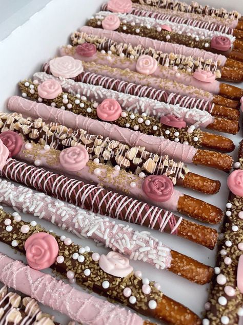 Dipped Pretzel Rods, Chocolate Dipped Treats, Chocolate Covered Pretzel Rods, Chocolate Dipped Pretzels, Pretzel Dip, Chocolate Covered Treats, Pretzel Rods, Baby Shower Desserts, Chocolate Pretzels