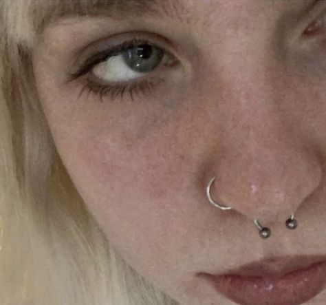 Septum With Nose Ring, Nostril Piercing With Septum, Nose Spectrum Piercing, Persings Nose, Pretty Septum Piercing, Septum Piercing Cute, Septum And Nose Piercing Together, Septum And Nostril Piercing, Septum And Nose Piercing