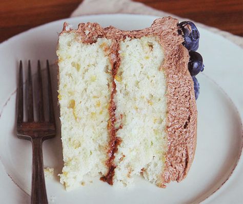 White Zucchini Cake with Chocolate Frosting and Blueberries Zucchini Cake Recipe, Zucchini Cakes Recipe, Zucchini Recipes Dessert, Best Zucchini Bread, Best Zucchini, White Cake Recipe, I Am Baker, Blueberry Lemon Cake, Zucchini Cake