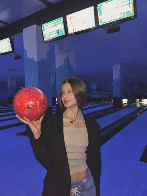 #pinterest #bowling #aestetic #amerikangirl #instagram #beautiful #photo Bowling Alley Aesthetic Photoshoot, Bowling Pics Aesthetic, Bowling Poses Picture Ideas, Bowling Picture Ideas, Bowling Selfie, Bowling Instagram Story, Bowling Pictures Instagram, Bowling Poses, Outfits For Bowling