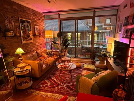 90s Grunge Living Room, Earthy Grunge Living Room, Friends Living Room Aesthetic, Living Room Ideas Vintage Modern, Modern Grunge Living Room, Small Cozy Living Room Aesthetic, Eccentric Boho Decor, 70s Inspired Apartment Decor, 70 Inspired Living Room