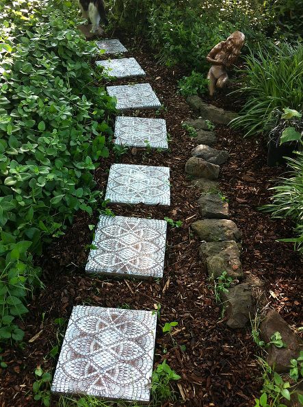 Garden pathway square tiles Jardim Diy, Walkway Design, Walkways Paths, Garden Stepping Stones, Garden Walkway, Stone Walkway, Garden Steps, Stone Path, Garden Pathway